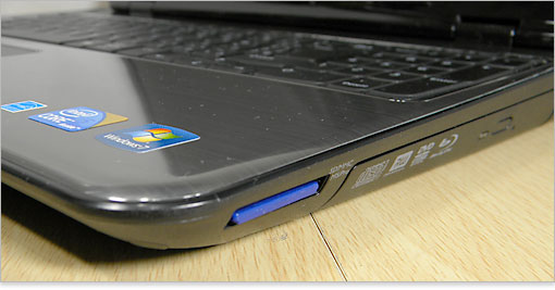 SDカードを差し込んだ様子