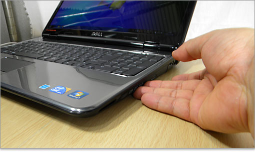 Inspiron 15Rの側面は垂直ではなく、上に反り上がった断面