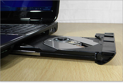 光学ドライブのベゼル部分は上に反り上がって