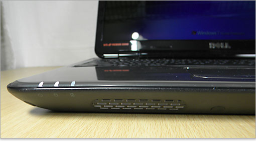 ディスプレイを開いたときの、スピーカの様子