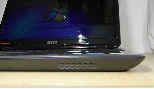 ディスプレイを開いたときの、スピーカの様子