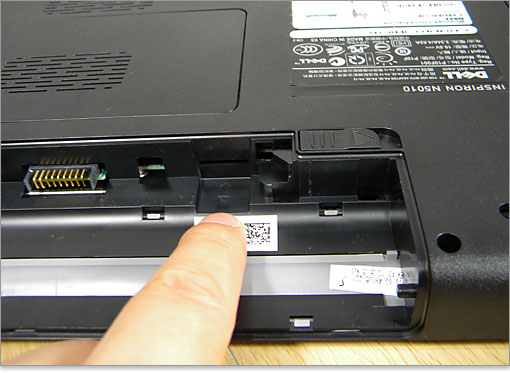 SIMカード挿入口