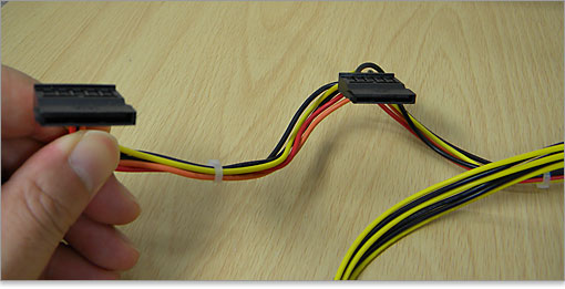 HDD用のSATA電源コネクタ