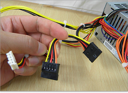 SATA電源コネクタ×2つと、FDDの4ピンコネクタ