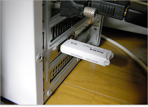 USBメモリをUSB2.0端子に接続したときの書き込み速度と、USB3.0の場合とで比較