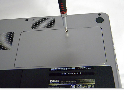 メモリスロットのアクセスは簡単