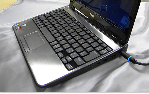 ヘアライン加工されたアルミ素材