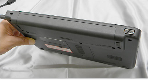 背面はバッテリー装着部