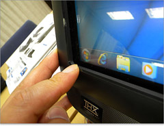 ここに指の位置を読み込む光学センサー