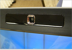 ベゼル部分にカメラとマイク