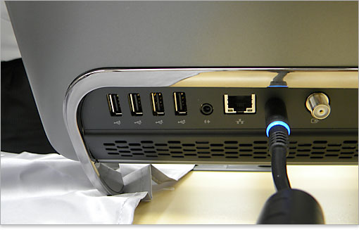 USB端子が4つ、ライン出力 x 1つ、ギガビットイーサーLAN端子