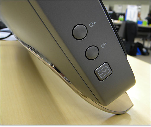 一番下にはINPUTボタン。Inspiron One 2310は