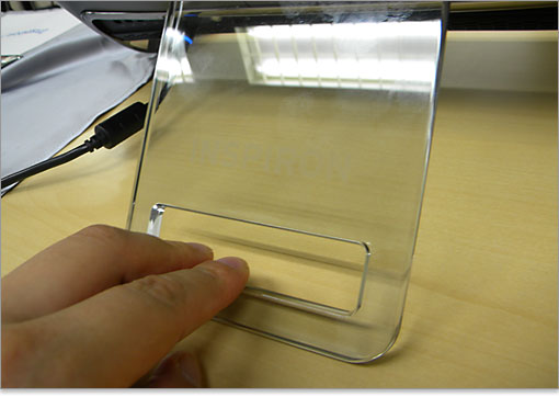 背面接続のケーブルを束ねて通す穴