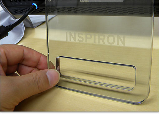 処理で印字されたINSPIRONロゴ。