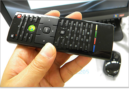 専用リモコンが付きます。