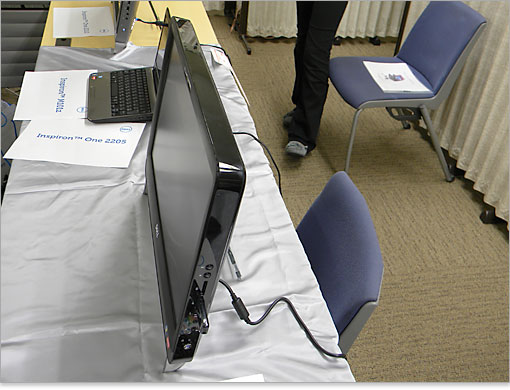 Inspiron One 2205の右側面・背面にあります