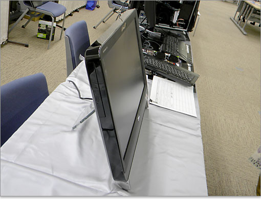 左側面上部に光学ドライブ。