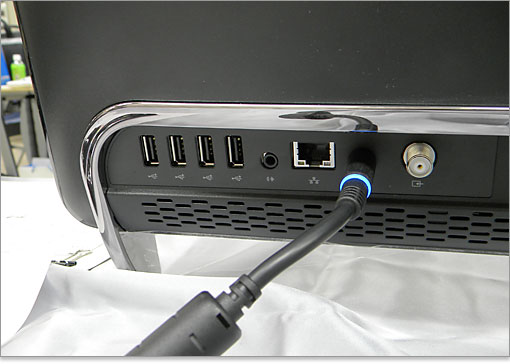 USB端子が4つ、ライン出力が1つ、ギガビットイーサーLAN端子