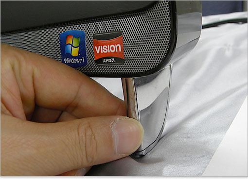 メッキ加工されたスタンド。