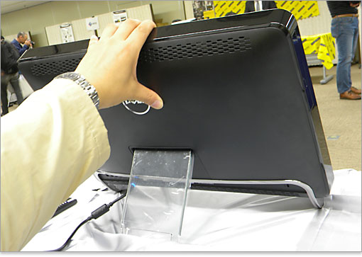 モニタの角度を調整できます。