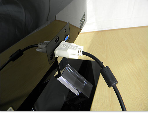 液晶モニタのどこに端子が配置