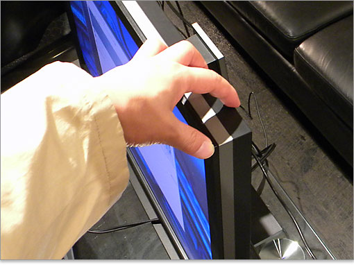 そもそもLEDバックライトではないので、超薄型というわけにはいきません。