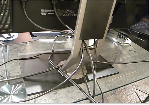 アームにはケーブルを通す穴