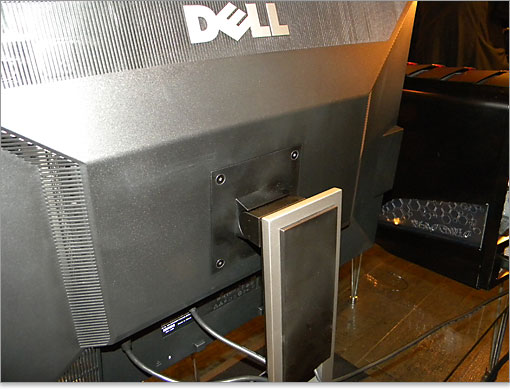 パソ兄さん、DELL 30インチワイドモニタ U3011のデザインや機能を紹介