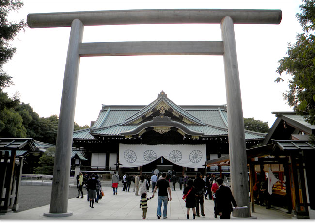 靖国神社鳥居があります。