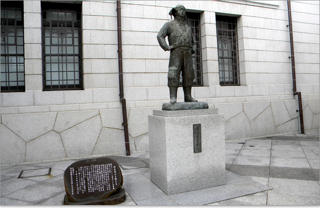 靖国神社特攻勇士の像。