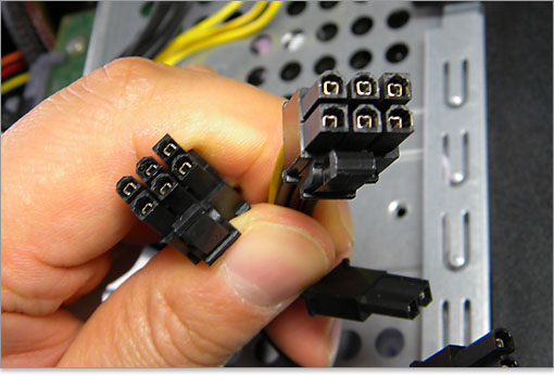 PCI Express電源コネクタ6pin×2を確保。