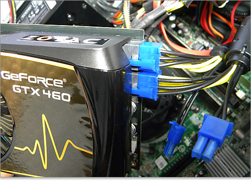 GeForce GTX 460の補助電源をつけてから、PCI Express×16スロットに搭載。