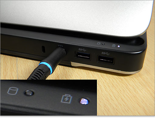 XPS 17背面の右側にHDDアクティビティライトと