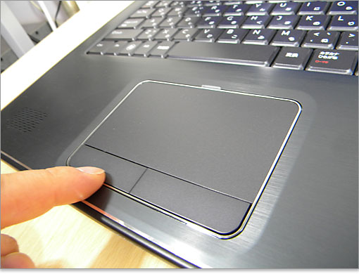 縁周りはメッキの枠になって