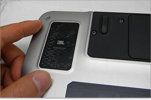 サブウーファにもJBLのロゴ
