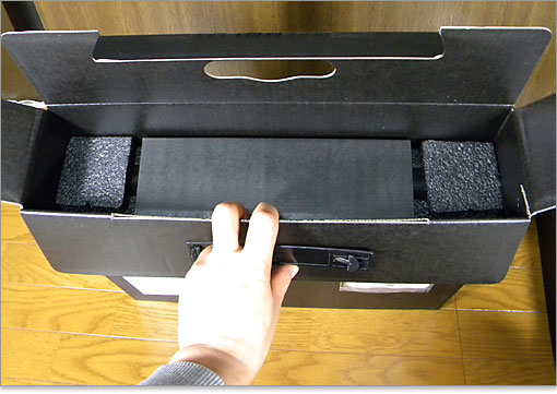 黒ダンボールで仕切られていますDELL XPS 17をネットで注文後