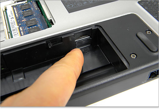 、ミニ B-CASカードを挿入するのに使います。