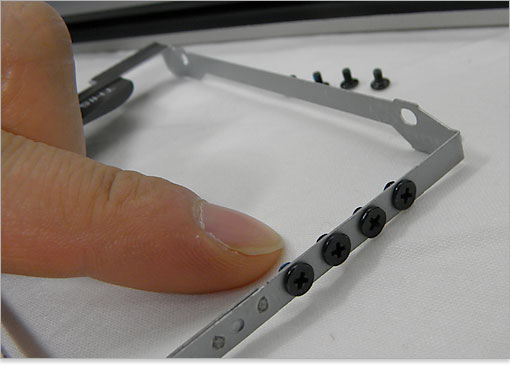 HDDを固定するためのビスが4つ用意