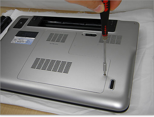 XPS 17の底面にある裏カバー