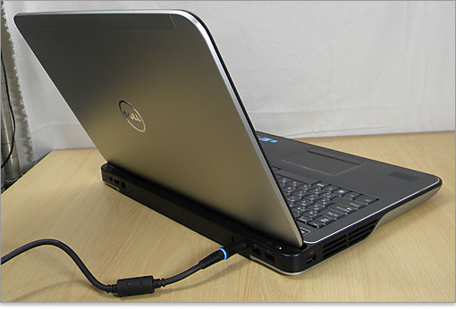 右斜め後方からディスプレイ