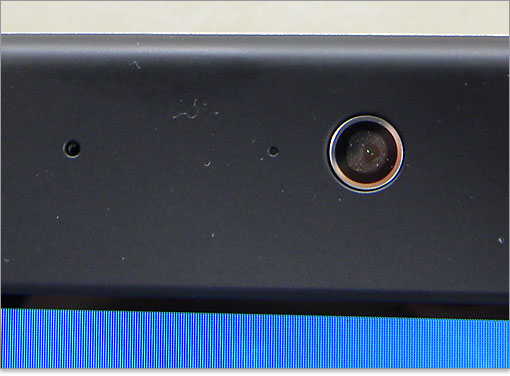 カメラ左隣の小さなライトは、カメラが起動