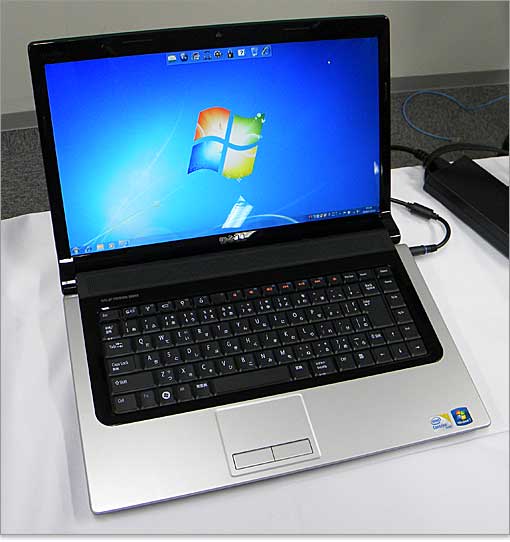 Studio 15の15.6インチワイド液晶モニタ