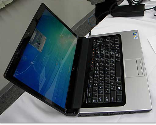 エントリーノートのInspiron 15と比べれば、細部にこだわりのデザイン