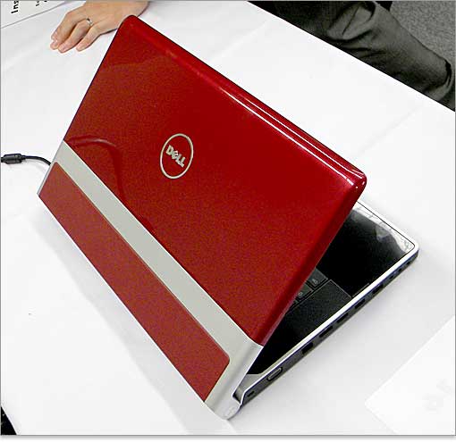 Studio XPS 16の天板は、メルロ・レッド