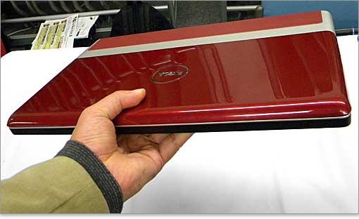 約2.9kgの重量薄型に仕上がっている