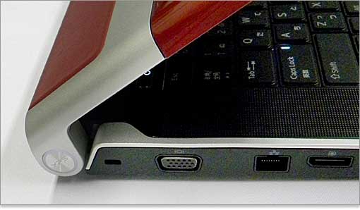 アルミ素材がディスプレイを固定