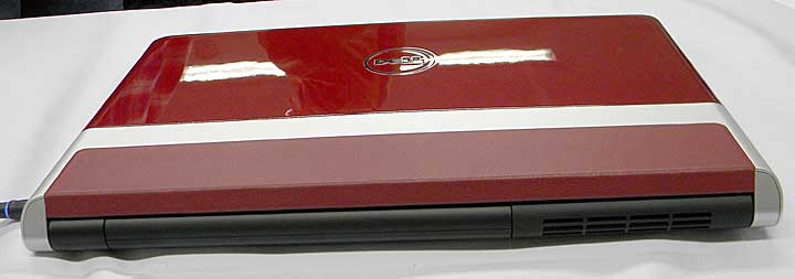 Studio XPS 16の背面にはバッテリーがある