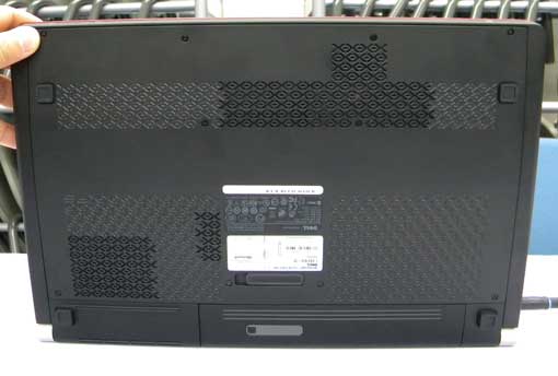 Studio XPS 16の底面をみてみい