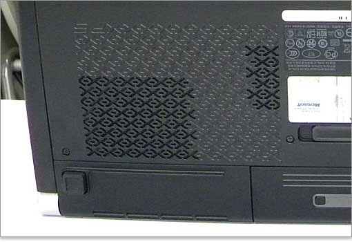 Studio XPS 16の通気口