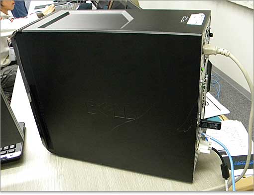 右側面には、エンボス加工のDELLロゴのみ